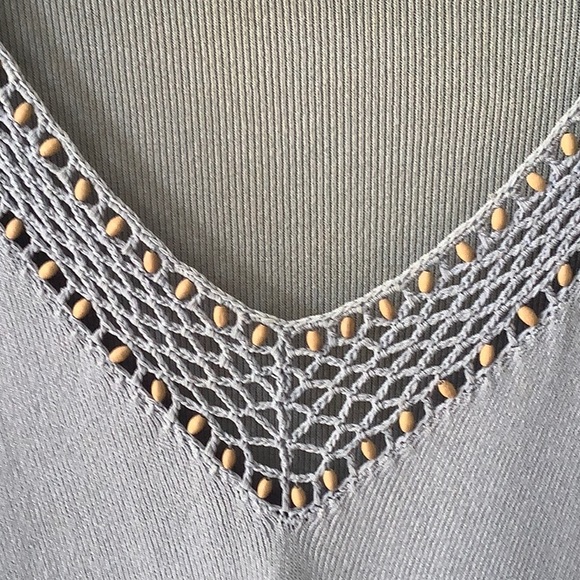 Light weight sweater with delicate beaded details - Picture 5 of 6